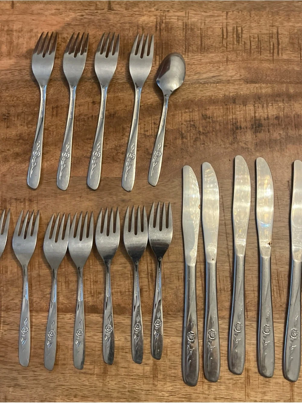 WM Rogers Sweet Briar Rose 17 Piece Flatware Set Forks Knives Spoons